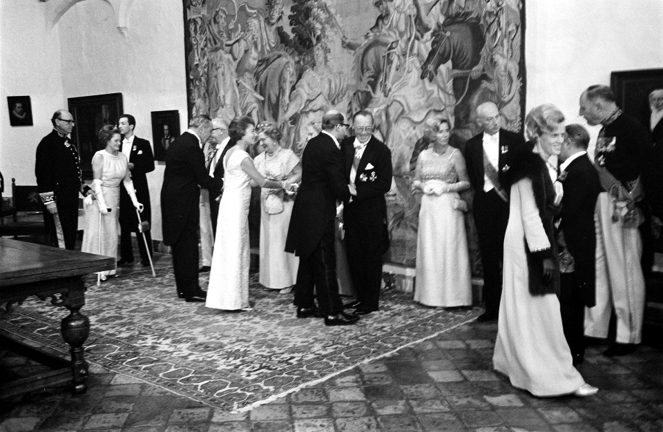 Nederlandse Regering bood koningin Juliana , Bernhard en president Heinemann een, Bestanddeelnr 923-0168