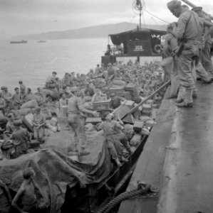 Nederlandse mariniers in de haven van Singapore worden vervoerd naar het transpo, Bestanddeelnr 255-6968