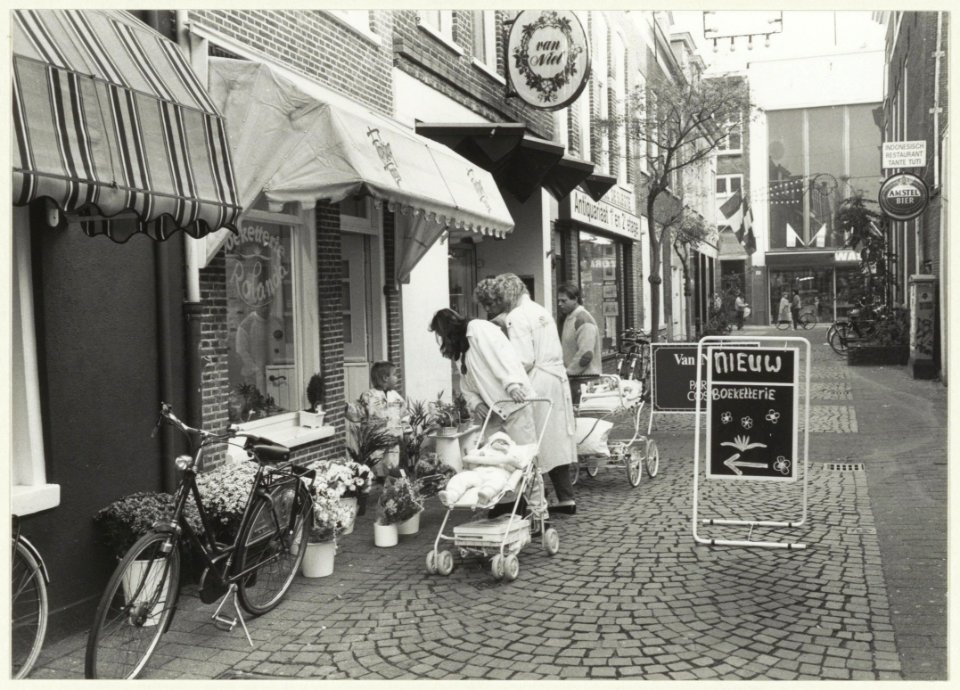 Nieuwstraat, ziende naar het oosten. NL-HlmNHA 54023625