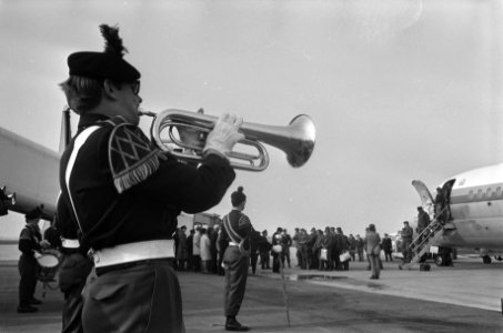 Nederlandse militairen arriveren uit Tunesie op Schiphol. Fanfare begroet de mil, Bestanddeelnr 923-3184