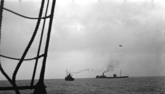 Nederlandse mijnenvegers. Boven een mijnenveger een luchtbeschermingsballon, Bestanddeelnr 934-9924