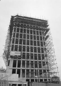 Nieuwbouw, torenflats, auto's, Bestanddeelnr 250-8004