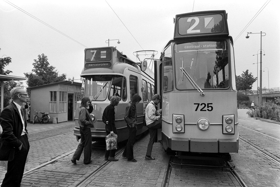 Nieuw model tramwagen in Amsterdam rechts de nieuwe tram links de oude, Bestanddeelnr 927-2815