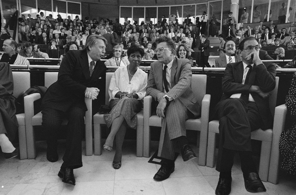 Nieuw stadhuis Almere minister van Dijk en anderen in het nieuwe stadhuis, Bestanddeelnr 933-7578