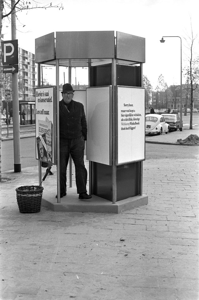 Nieuw model urinoir (tevens reclamezuil) op Osdorperplein Amsterdam, Bestanddeelnr 925-9746