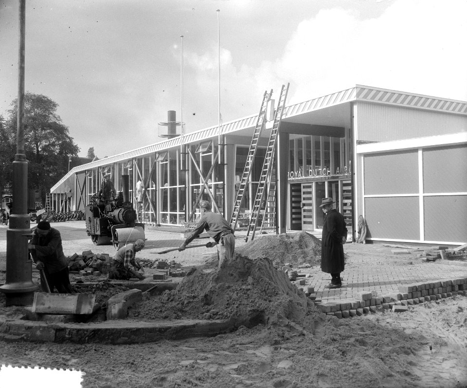 Nieuw KLM-busstation op Museumplein in afbouw, Bestanddeelnr 905-9881