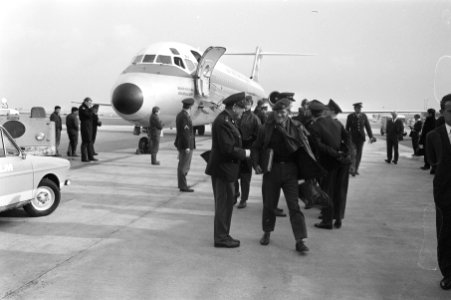 Nederlandse militairen arriveren uit Tunesie op Schiphol. Fanfare begroet de mil, Bestanddeelnr 923-3185