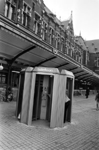 Nieuw model telefooncellen op het stationsplein te Amsterdam, Bestanddeelnr 931-2275