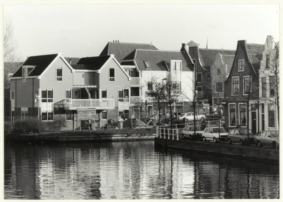 Nieuwbouw aan de Vissersbocht. Rechts het Korte Spaarne. NL-HlmNHA 54031718