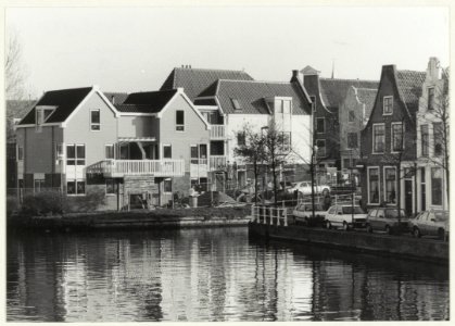 Nieuwbouw aan de Vissersbocht. Rechts het Korte Spaarne. NL-HlmNHA 54031718