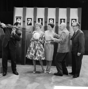 Nieuw televisieprogramma TV foto vlnr Joop Geesink, Karin Kraaykamp, Maud,, Bestanddeelnr 911-6742