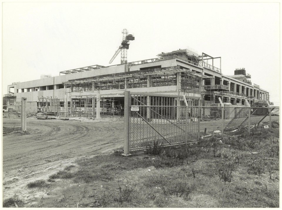 Nieuwbouw drukkerij Joh. Enschedé in de Waarderpolder in aanbouw. NL-HlmNHA 54016879