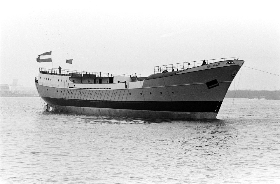 Nieuw Hospitaalschip De Hoop op werf te Bolnes te water gelaten, Bestanddeelnr 915-8413