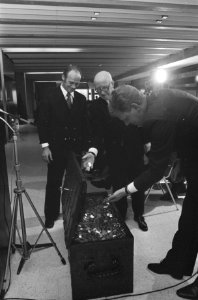 Nieuw ministerie van financien in Den Haag geopend door oud-minister Lieftinck , Bestanddeelnr 928-2203