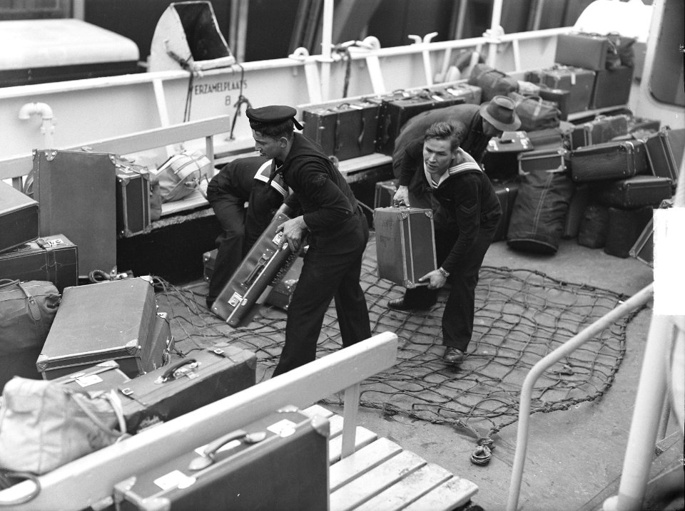 Nieuw Guinea ondersteuningscompagnie vertrekt uit Amsterdam, Bestanddeelnr 904-2876