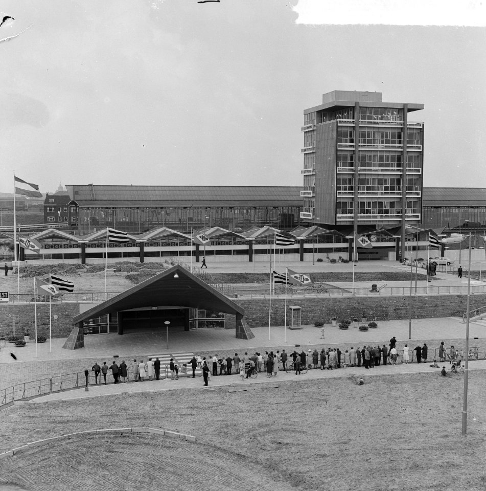 Nieuw station in Schiedam. Burgemeester J. W. Peek overhandigt sleutels van de s, Bestanddeelnr 915-3238