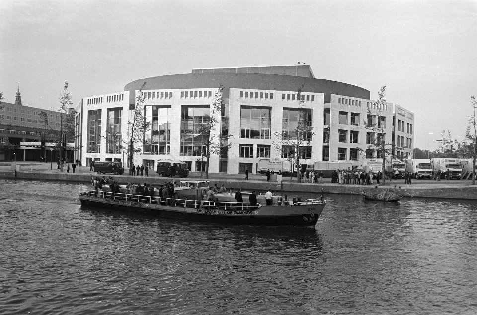 Nieuw in gebruik genomen waterbus voor Muziektheater in Amsterdam, Bestanddeelnr 933-7689