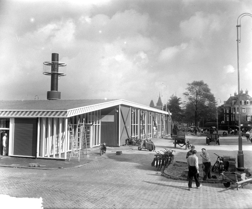 Nieuw KLM-busstation op Museumplein in afbouw, Bestanddeelnr 905-9879
