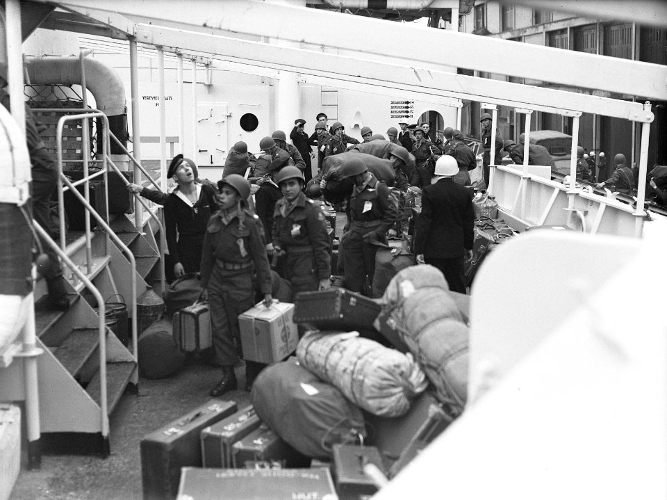 Nieuw Guinea ondersteuningscompagnie vertrekt uit Amsterdam, Bestanddeelnr 904-2878