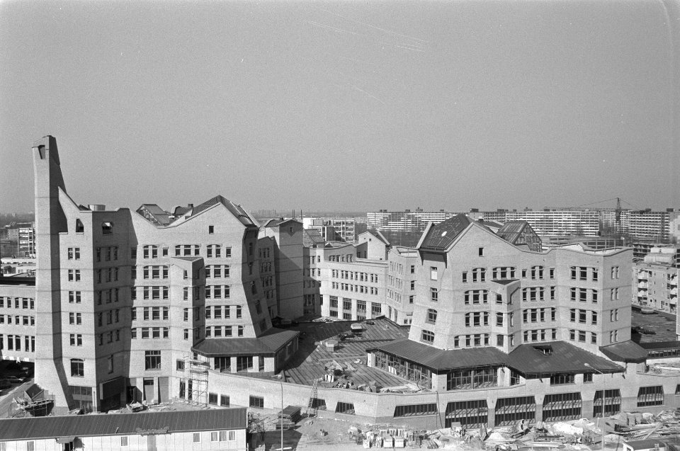 Nieuw hoofdkantoor NMB in Amsterdam (Bijlmermeer) met zijn opvallende organische, Bestanddeelnr 933-9169