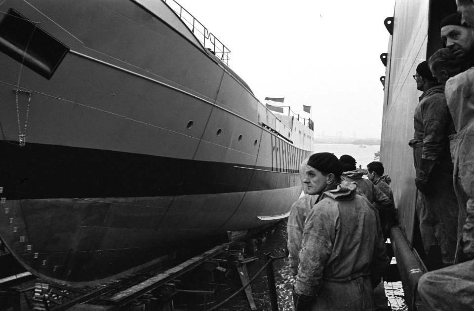 Nieuw Hospitaalschip De Hoop op werf te Bolnes te water gelaten, Bestanddeelnr 915-8415