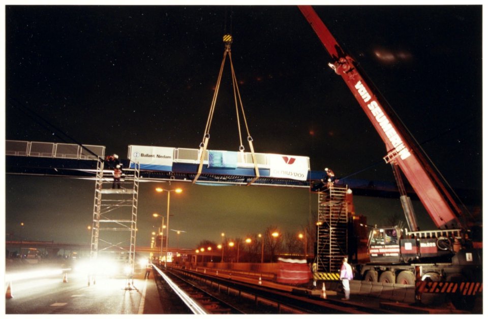 Nieuw NS-station Haarlem-Spaarnwoude in aanbouw. Het plaatsen van het brugdeel van de voetgangersbrug over de Amsterdamse Vaart. NL-HlmNHA 54036940