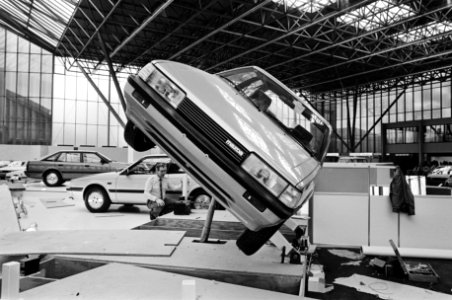 Nieuwste Mazda 626 hangend in de lucht tijdens het plaatsen op de Auto-RAI, Bestanddeelnr 932-4851