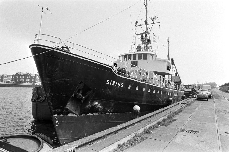Nieuw schip voor milieuorganisatie Greenpeace de Sirius aan de Amsterdamse Oostelijke Handelskade, Bestanddeelnr 931-4994