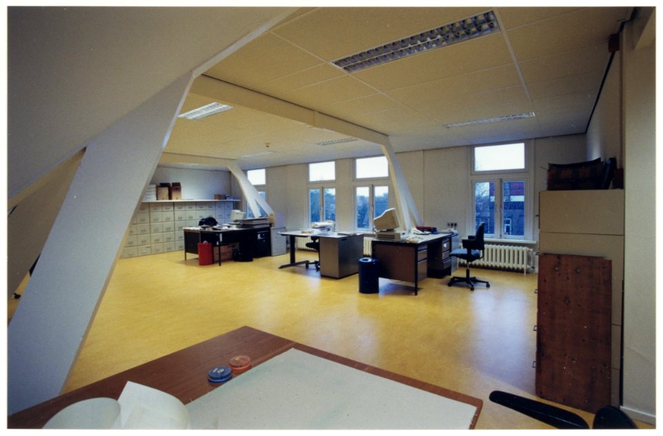 Nieuw onderkomen Spaarnestad Fotoarchief. De mooie, opengewerkte kantoorruimten op de tweede verdieping met uitzicht op hartje binnenstad. NL-HlmNHA 54037048