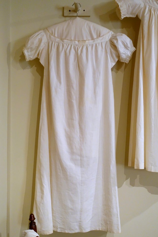Nightgown 1, New England, c. 1820, linen - Concord Museum - Concord, MA - DSC05848
