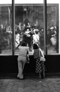 Nieuwe vernislaag aangebracht op schilderij De Nachtwacht van Rembrandt, wat nodig was na restauratie, Bestanddeelnr 931-3703