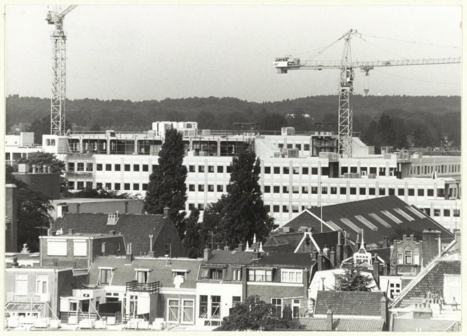 Nieuwbouw aan het Houtplein, ziende vanaf Koningstein naar het westen. NL-HlmNHA 54023578