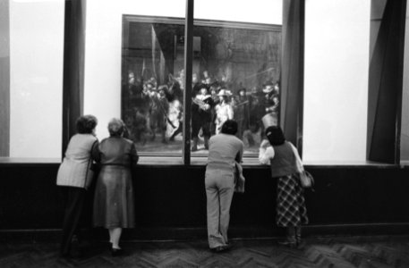 Nieuwe vernislaag aangebracht op schilderij De Nachtwacht van Rembrandt, wat nodig was na restauratie, Bestanddeelnr 931-3705