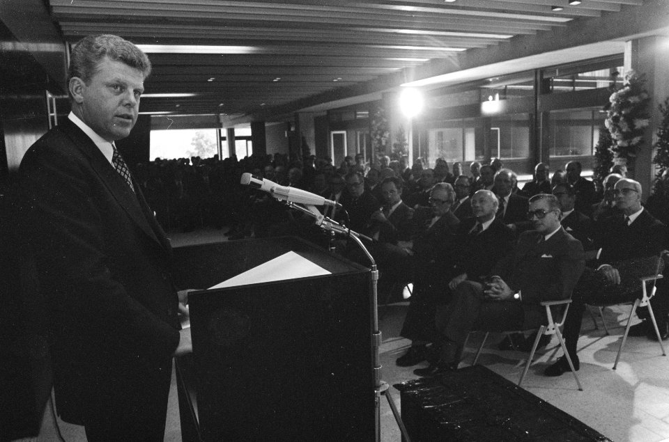 Nieuw ministerie van financien in Den Haag geopend door oud-minister Lieftinck , Bestanddeelnr 928-2205