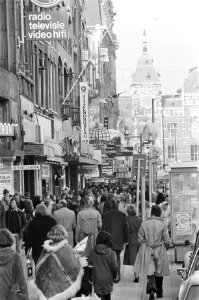 Nieuwe verlichting langs de trottoirs, met op de achtergrond het Centraal Statio, Bestanddeelnr 929-1050