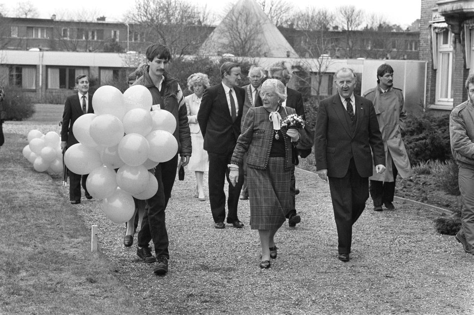 Nieuwbouw, prinsessen, eerstesteenleggingen, ballonnen, Juliana, koningin, Bestanddeelnr 933-6054