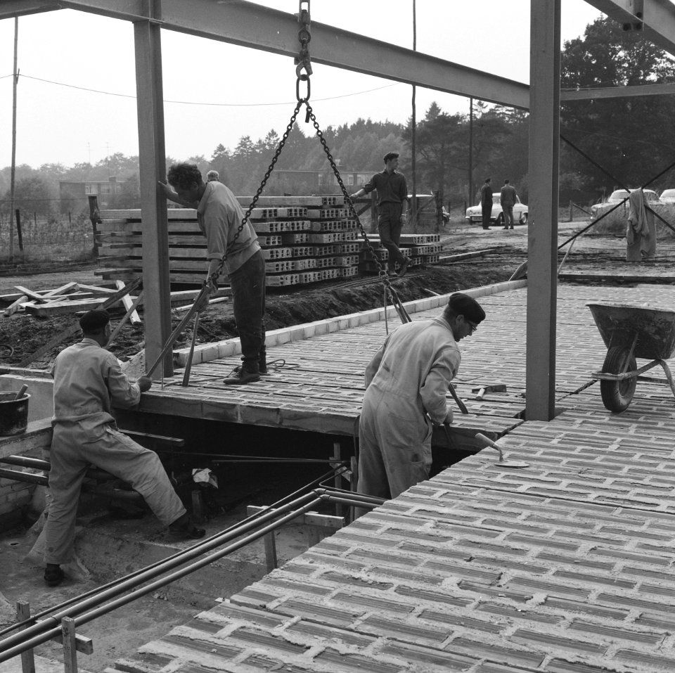 Nieuwbouw, laboratoria, bouwoverzichten, vloerplaten, arbeiders, Koningweg, Labo, Bestanddeelnr 165-1041