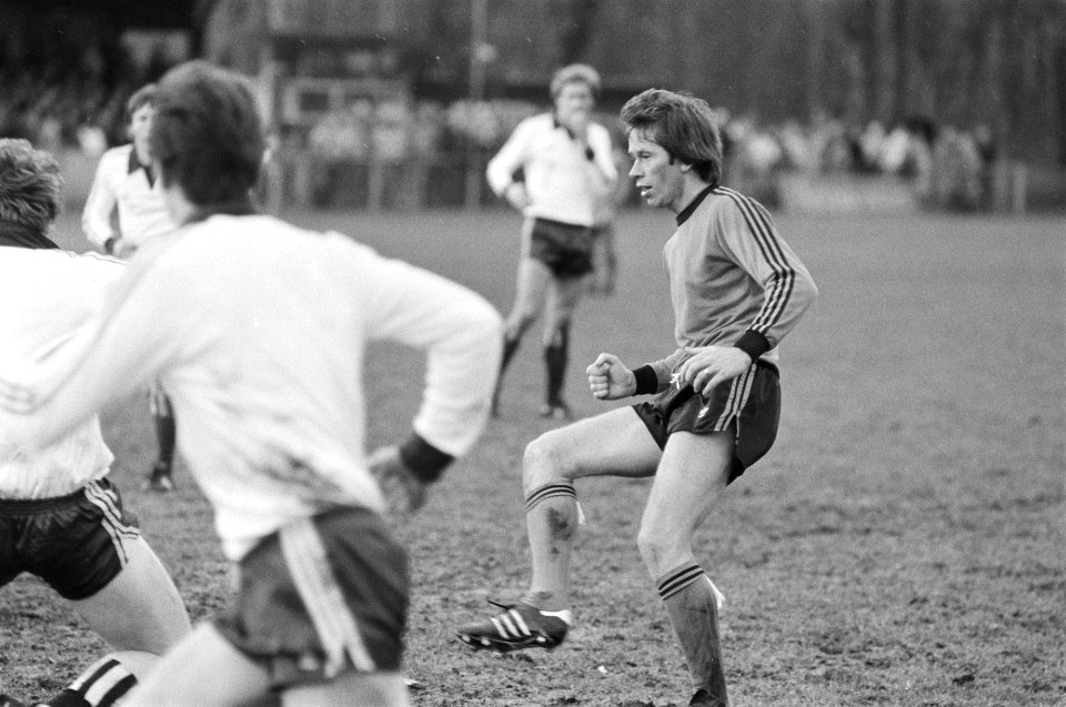 Nieuwjaarswedstrijd Koninklijke HFC oud internationals in Haarlem G Mühren in , Bestanddeelnr 930-6033