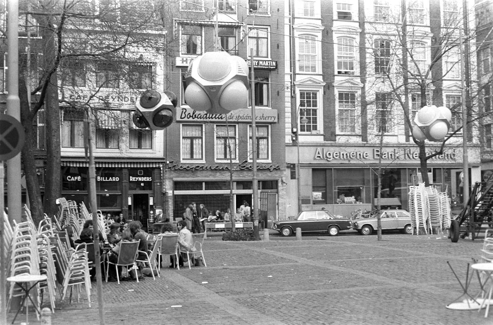 Nieuwe verlichting op Leidseplein, terras, Bestanddeelnr 925-4792