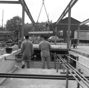 Nieuwbouw, laboratoria, bouwoverzichten, vloerplaten, arbeiders, Koningweg, Labo, Bestanddeelnr 165-1036