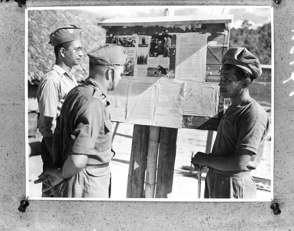 Nieuwsbord van Hollands en Indisch nieuws in een kamp bij Bangkok, Bestanddeelnr 901-7433