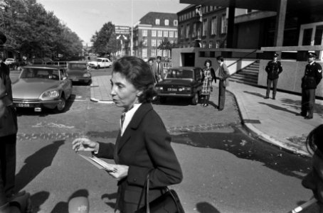 Nieuwsgierigen bij Franse ambassade vrouw van Franse ambassadeur staat pers te , Bestanddeelnr 927-4589