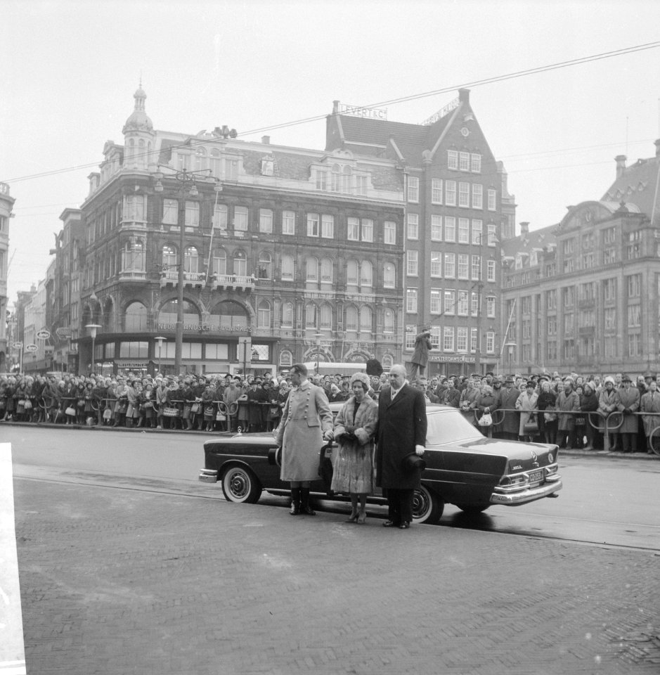 Nieuwsjaarsreceptie voor CD op Paleis te Amsterdam. Aankomst van de gevolmachtig, Bestanddeelnr 913-4497