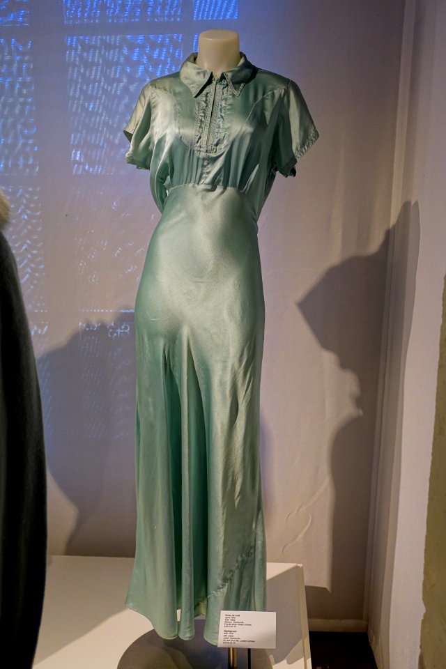 Nightgown, labeled Seamprufe, after 1940, silk, metal - Musée de la mode - Montreal, Canada - DSC07186