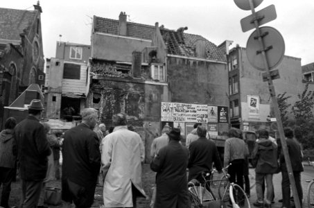 Nieuwmarktbuurt wordt gesloopt, Amsterdam, nr 36 buurtbewoners kijken naar slop, Bestanddeelnr 925-0556