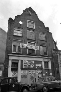 Nieuwmarktbuurt wordt gesloopt, Amsterdam, leuzen op huis Keizerstraat, Bestanddeelnr 925-0557