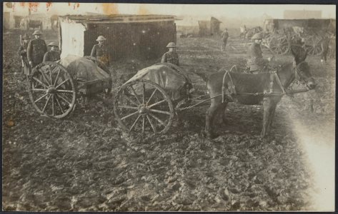 Nieuw-Zeelandse soldaten met kanonnen op weg naar de loopgraven, Bestanddeelnr 158-1627