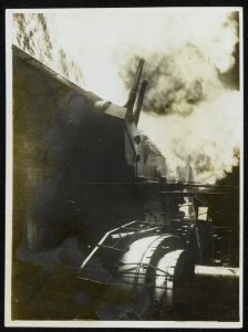 Night firing 12 full charge. H.M.S. Hercules, Bestanddeelnr 158-0551