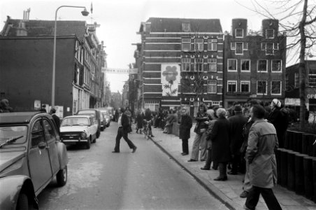 Nieuwmarkt bereidt zich voor op sloop grote hoeveelheden publiek rond de te slo, Bestanddeelnr 927-7862 photo