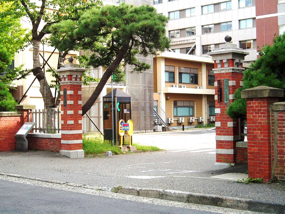Niigata-Univ-Medical-School-Gate-2014091501